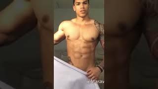 Gay homem gostoso dançando só de toalha, homem musculoso hot gay