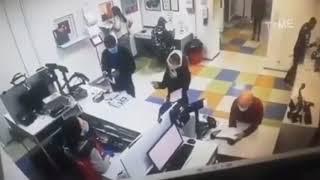 УКРАИНКА СНЯЛА ТРУСЫ НА ПОЧТЕ И ОДЕЛА ВМЕСТО МАСКИ   ПОЛНАЯ ВЕРСИЯ Высоцкий Канатчикова Дача