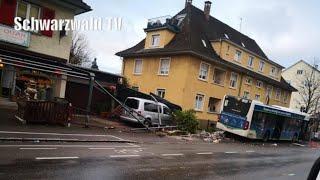  Schwerer Verkehrsunfall mit Linienbus verursacht hohen Sachschaden in Weil am Rhein [24.12.2024]