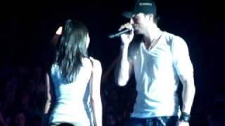 Enrique Iglesias-Euphoria Tour-Heroe(with a fan) Paris