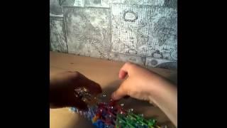Девочка из резинок Loom Bands.