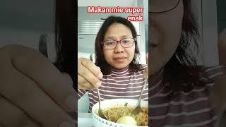 Jeng Widi makan siang