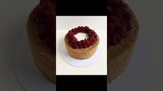 Медовик классический, велюр, шоколадный крем / Classic honey cake, velour, chocolate cream.