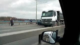 Причина большой пробки в Киеве с левого на правый берег: с участием грузовика и легковушки. Малолитр