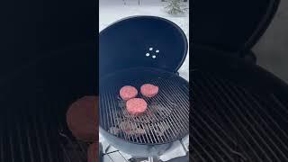 Бургеры на угольном гриле weber. #гриль #барбекю #бургер