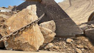 "Big Rock Crusher Machine: A Giant in Action"Big Rock Crushing: A Powerful Process"#stonecrusher