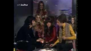 Mariska Veres and Andy Kim kiss