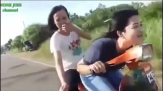 EDAN..!! aksi cewek naik vespa, Wajib ditonton biar ngakak