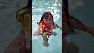 Kid pranks mom at the swimming pool ️