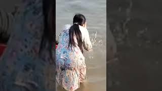 Aunty Beach per bohat shoq se naha rahi hy | Bath Routine | Desi Girl Bath Routine.