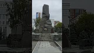 Траурные плиты в центре Грозного.