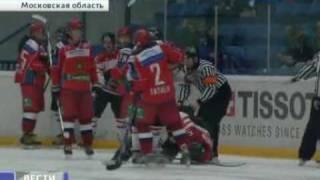 Драка болельщика с хоккеистом / Fan and hockey player in fight