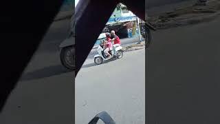 viral!!!! kakek dan nenek nyusuin cucu nya di atas sepeda motor yg sedang berjalan#vidioviral#shorts