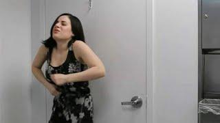 How Do Girls use The Bathroom When Wearing a Jumpsuit? You Can't Help But Laugh after Seeing It