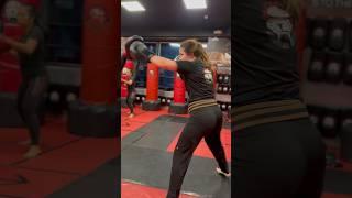 She’s a BEAST ‍ #femalemartialartist #girlfightstatus #kickboxing #boxingtraining