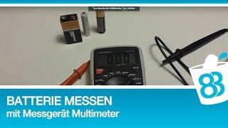 Batterie messen mit Messgerät Multimeter