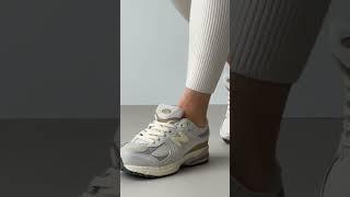 Женские замшевые кроссовки New Balance 2002R Light Grey Brown, женские кеды нью беленс серые