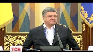 Петро Порошенко сьогодні на роботі з'явився в білій сорочці, вишитій блакитними нитками