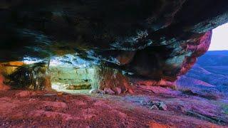 Ich habe unter einem großen Felsen einen sicheren, regenfesten Unterschlupf gebaut. Überleben in den