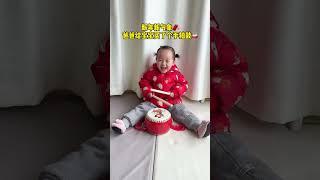 It’s almost the Chinese New Year. Dad arranged a hand clapping drum for the baby. He couldn’t stop