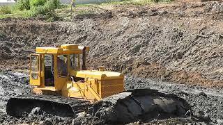 Бульдозер болотник и Драглайн чистят пруд. The bulldozer wading and Dragline clean the pond.