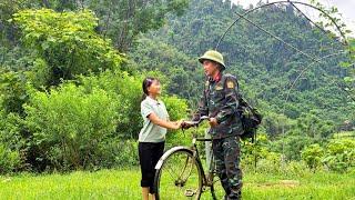 After a long journey, dad and Phuong Vy were happy to meet after many days away from home.