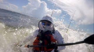 Лодка перевернулась в океане при рыбалке на акул. Kayak flipped over in surf while shark fishing.