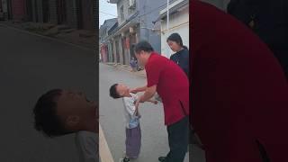 E2675 The doctor treatedthe child's dislocated arm for free and even gave a lollipop!