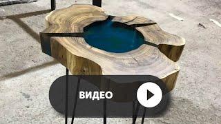 Журнальный столик из слэба акации с озером из прозрачной бирюзовой эпоксидной смолы.