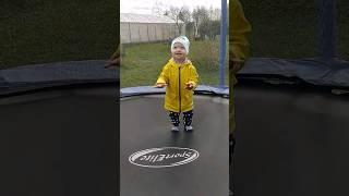 Милана обожает прыгать на батуте #дети #baby