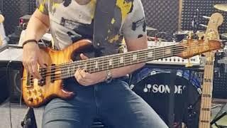 Bass guitar funk, r'n'b, slap groove. Six string bass playing. Carvin LB 76. Бас гитара.