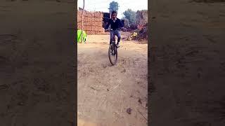 yah Dekho gaon ka chhota mota cycle ka radar hai bhai bhaiya bhi dekhnaa utha ,