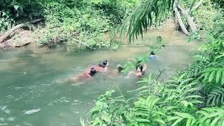 ngintip cewek mandi di sungai 