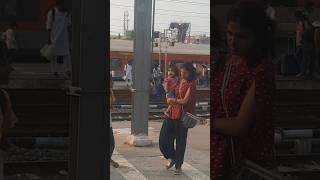"रेलवे स्टेशन की भीड़ और हलचल!!, #juction #railway #shorts