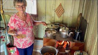 Passando o dia no sítio da Dona  Davinha  # hoje frango caipira no fogão a lenha…