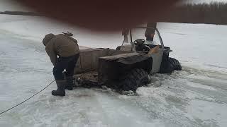 Вездеход провалился под лёд.