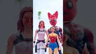Battle between zombie SpiderMan, Wonder Woman vs Venom | Marvel Toys
