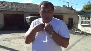 Сергій Бабій показує склад із бруківкою