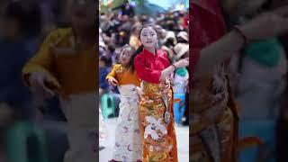 Dancing can make women more attractive. Tibetan girl Tibetan dress show Guozhuang dance Ganzi Count