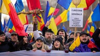 Tens of thousands of Romanians protest against annulled presidential race