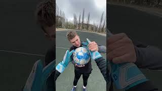 Липкие перчатки  #вратарь #футбол #goalkeeper #goalkeepergloves