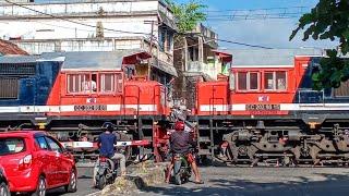 Momen Langka Kereta Api Semen Double Traksi CC202 Dengan Posisi Unik