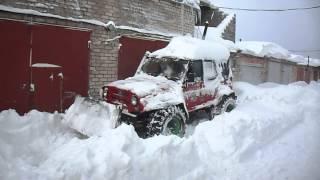 Выезд от боксов.Красный УАЗ