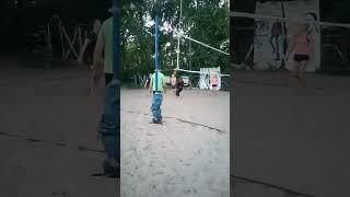 Beach volleyball, a strong throw of the ball down the left flank, the ball bounces to the river.