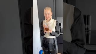 Theresa ekelt sich  (Ei Kaffee)