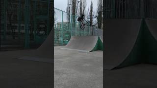 bmx 180 barspin to tail tap , can can and foot jam tailwhip skatepark #shorts #barspin #bmxlife