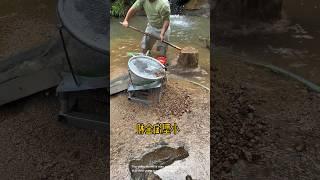 Gold panning machine in the water- Good tools and machinery can increase work efficiency