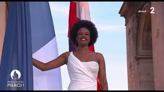 Axelle Saint-Cirel chante la Marseillaise au pied de l’Arc de Triomphe pour la parade JO Paris 2024