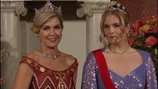 Amalia, Máxima and King Willem-Alexander pose with Portugese president