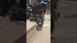 Водитель автомобиля в Узбекистане ночью чуть не сбил мотоциклиста из России!